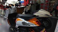 Tak lupa, grafis Repsol dan logo HRC (Honda Racing Corporation) juga disematkan untuk menambah kesan sporty. Foto: Astra Motor Center Jakarta