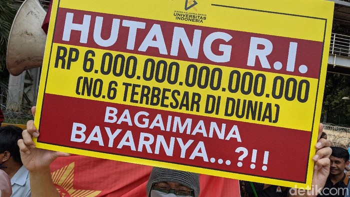 Demo mahasiswa di Patung Kuda masih berlanjut demi menolak Omnibus Law UU Cipta Kerja. Ikatan Keluarga Besar UI (IKB UI) memamerkan poster utang negara. Penasaran?