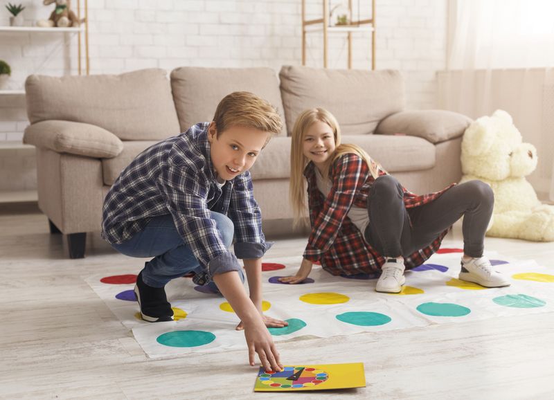 Ide Permainan Anak di Rumah Mother and daughter playing board game at home.