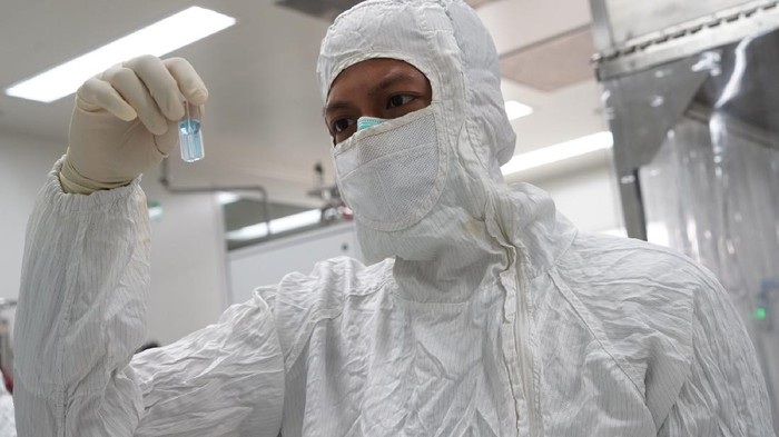 Seorang peneliti sedang menguji sebuah vaksin di laboratorium PT Bio Farma, Bandung. FOTO: dokumantasi Bio Farma
