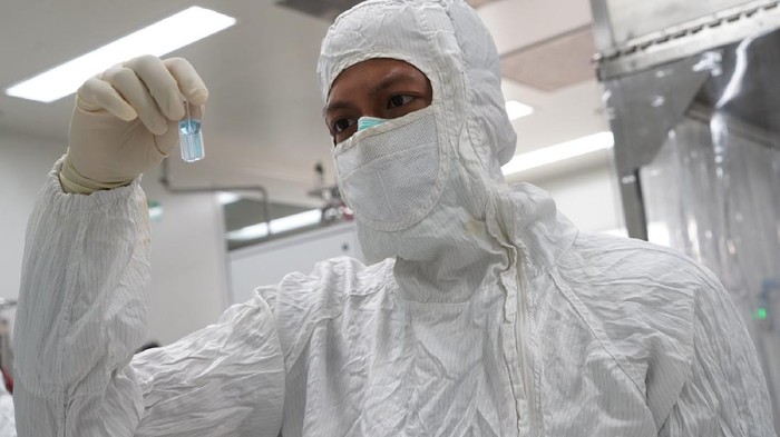 Ilustrasi Vaksin Seorang peneliti sedang menguji sebuah vaksin di laboratorium PT Bio Farma, Bandung. FOTO: dokumantasi Bio Farma