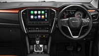 Interior Isuzu MU-X lebih modern Pada bagian interior mirip dengan Isuzu D-Max, head unit (7 atau 9 inch) standar Isuzu MU-X kini sudah siap untuk dihubungkan ke Android Auto dan Apple CarPlay sebagai standar. Foto: Isuzu