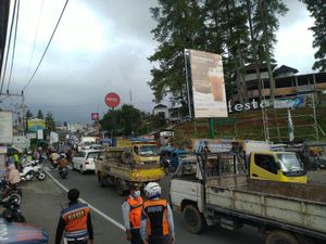 Lalin di Kawasan Pasar Cisarua Macet Kedua Arah