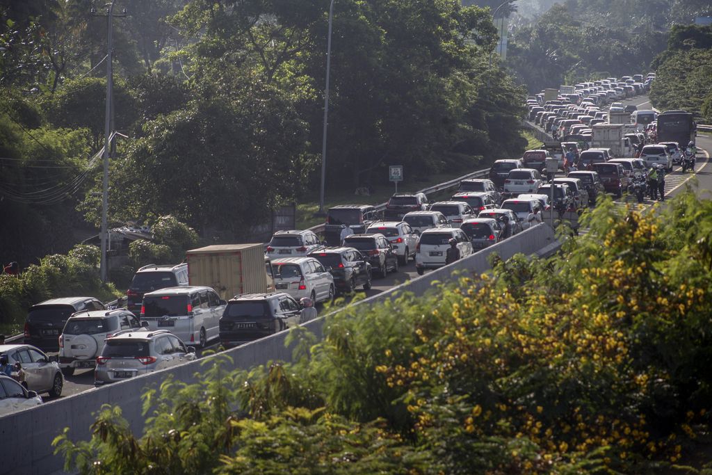 Sejumlah kendaraan memadati ruas jalan jalur Puncak, Gadog, Kabupaten Bogor, Jawa Barat,  Rabu (28/10/2020). Pada cuti bersama serta libur panjang Maulid Nabi Muhammad SAW, jalur wisata Puncak Bogor mulai dipadati kendaraan wisatawan, Sat Lantas Polres Bogor memberlakukan rekayasa lalu lintas sistem satu jalur atau one way untuk mengurai kepadatan kendaraan. ANTARA FOTO/Yulius Satria Wijaya/aww.