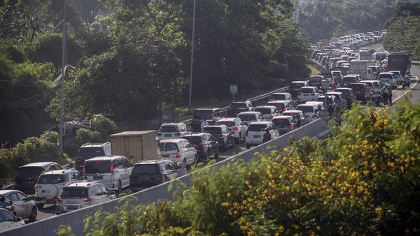 Jalur Puncak Bogor Macet Total