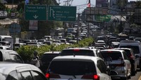 One way pun tampak diberlakukan dari arah bawah menuju atas atau dari Ciawi menuju Puncak Pass untuk mengurai kemacetan.