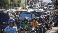 Sejumlah kendaraan memadati ruas jalan jalur Puncak, Gadog, Kabupaten Bogor, Jawa Barat, Rabu (28/10/2020). 