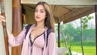 Perpindahannya di Bali membuat Jessica Iskandar beradaptasi. Ia mengaku belum banyak teman di Bali. Foto: Dok. Instagram inijedar