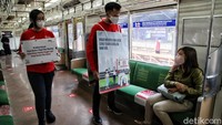 Petugas KAI mengajak seluruh pengguna kereta untuk bersatu dan bangkit melawan COVID-19.