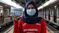 Petugas KAI mengajak seluruh pengguna kereta menerapkan 3M (memakai masker, menjaga jarak, dan mencuci tangan) saat beraktivitas.