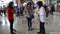 Pembagian masker juga dilakukan di area stasiun.