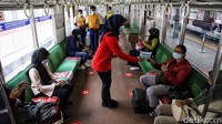 Dalam rangkaian kegiatan ini sebanyak 3000 masker dibagikan kepada pengguna di sejumlah stasiun.