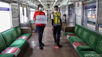 Petugas mengajak warga untuk memakai masker saat beraktivitas di luar rumah.
