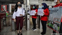 Selain di dalam rangkaian kereta, sosialisasi penerapan protokol kesehatan juga dilakukan di area stasiun.