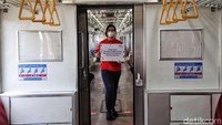 Petugas melakukan sosialisasi penerapan protokol kesehatan di Stasiun Jakarta Kota.