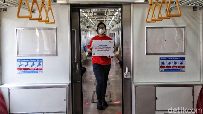 PT KAI Commuter Jabodetabek memperingati Hari Sumpah Pemuda dengan melakukan sosialisasi penerapan protokol kesehatan di Stasiun Jakarta Kota, Rabu (28/10/2020).