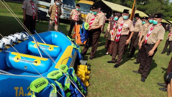 Kala Pramuka Ambil Bagian Ikut Berada di Garda Terdepan Memperingati Hari Sumpah Pemuda, Gerakan Pramuka ikut serta mengambil bagian berada di garda terdepan dalam menanggulangi pandemi COVID-19.