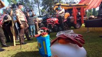 Buwas, sapaan akrabnya meninjau perlengkapan dan kesiapsiagaan personil Pramuka dalam membantu pemerintah menanggulangi pandemi COVID-19. Foto: dok. Kwarnas Pramuka Indonesia
