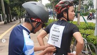 Pesan-pesan kocak dan mengundang senyum ini dibuat oleh komunitas sepeda toomuchidea.cc. Mereka melakukan ini dalam mengampanyekan keselamatan bersepeda, di tengah makin maraknya aksi begal sepeda belakangan ini (Instagram @toomuchidea.cc)