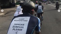Ini kita lakukan supaya pesepeda lain lebih aware tentang maraknya begal yang mengincar pesepeda. Kita kampanyein biar orang pada jaga diri. Kalau bisa sepedaan beregu. Jangan sendiri karena kebanyakan begal ngincer kita di saat sendri dan di tempat sepi, kata toomuchidea dalam obrolan dengan detikOto. (Instagram @toomuchidea.cc)