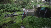 Upacara tersebut digelar di dam Kali Kuning, Sleman.