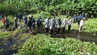 Upacara dihadiri puluhan pemuda dari Karang Taruna Parikesit.