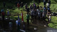 Upacara digelar dengan sangat khidmat.