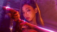 Karina tampil masih dengan konsep visual fantasi dengan nuansa ungu.  (Foto: Dok. SM Entertainment) 