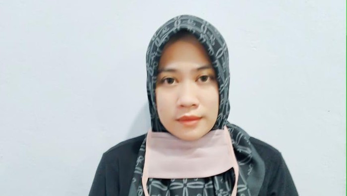 Karyawati perusahaan asuransi di Kabupaten Bone, Sulsel, Eka Hayanti (32) ditangkap polisi usai menggelapkan uang nasabah bank Rp 4 miliar (dok. Istimewa).