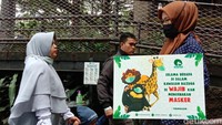 Papan imbauan agar pengunjung tetap menjaga protokol kesehatan terpasang di sejumlah titik di area kebun binatang.
