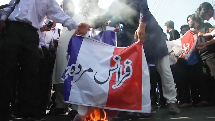 Kecam Karikatur Nabi, Pelajar di Pakistan Bakar Bendera Prancis