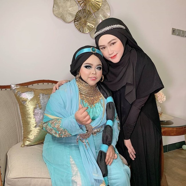 Makeup cetarnya saat berdandan ala putri Jasmine mengubah bentuk wajahnya. Penampilan manglingi tersebut berkat didandani oleh makeup artist Vizzily. Foto: Instagram