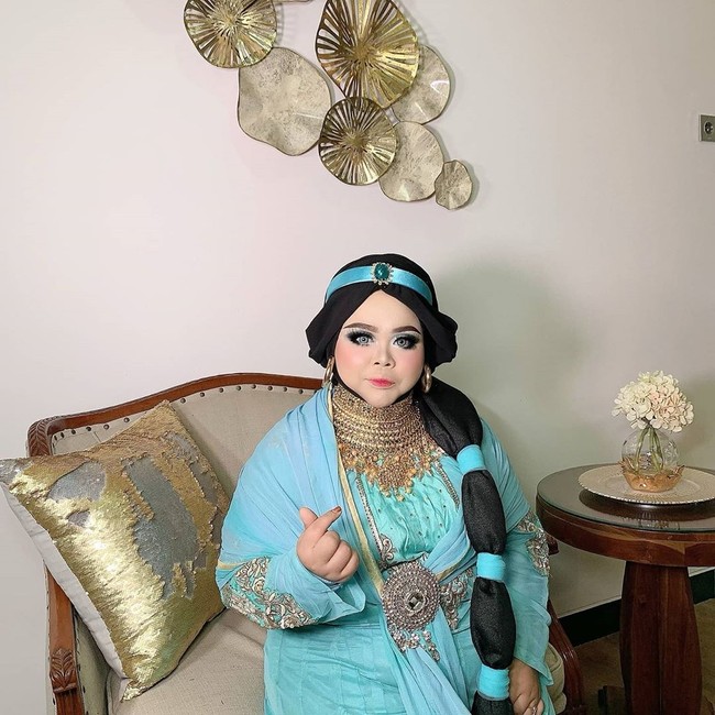 Kekeyi didandani dengan eyeshadow bernuansa biru. Matanya dibuat bak boneka dengan efek eyeliner putih di bawah mata dan bulu mata palsu yang cetar. Foto: Instagram