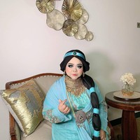 Kekeyi didandani dengan eyeshadow bernuansa biru. Matanya dibuat bak boneka dengan efek eyeliner putih di bawah mata dan bulu mata palsu yang cetar. Foto: Instagram