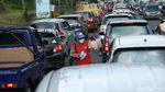 Kendaraan Mengular di Jalan Raya Puncak
