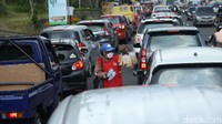 Kemacetan mulai terasa menuju arah Puncak.