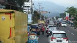 Kendaraan Mengular di Jalan Raya Puncak