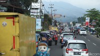 Sejak pukul 09.51 WIB, di Simpang Gadog, Megamendung, Kabupaten Bogor, arus lalu lintas di Jalan Raya Puncak normal kedua arah.