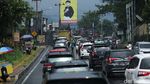 Kendaraan Mengular di Jalan Raya Puncak