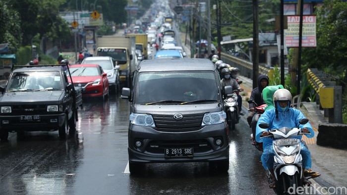 Sistem satu arah (one way) di kawasan Puncak selesai dilakukan. Lalu lintas kembali menjadi dua arah. Namun, kepadatan kendaraan terlihat mengular panjang.