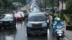 Kendaraan Mengular di Jalan Raya Puncak