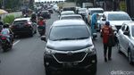 Kendaraan Mengular di Jalan Raya Puncak