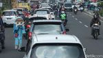 Kendaraan Mengular di Jalan Raya Puncak