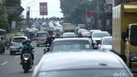 Sebagai informasi, Polisi akan kembali memberlakukan sistem satu arah atau one way di Jalur Puncak, Bogor, siang ini. One way akan diberlakukan untuk jalur yang mengarah ke Jakarta.