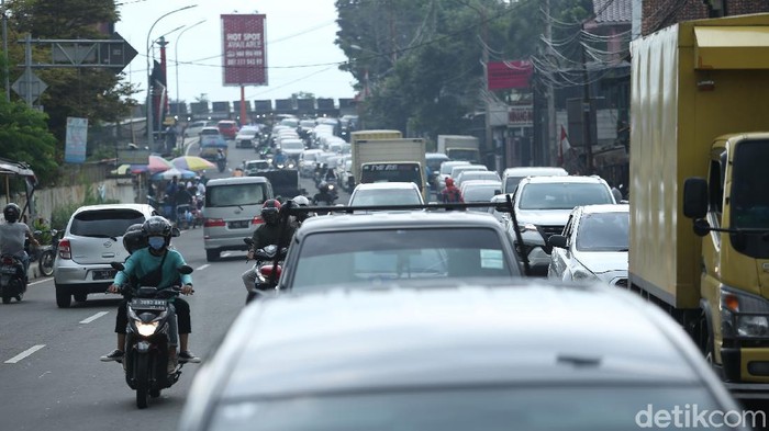 Sistem satu arah (one way) di kawasan Puncak selesai dilakukan. Lalu lintas kembali menjadi dua arah. Namun, kepadatan kendaraan terlihat mengular panjang.