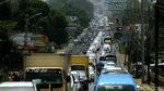 Kendaraan Mengular di Jalan Raya Puncak