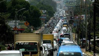 Kendaraan Mengular di Jalan Raya Puncak