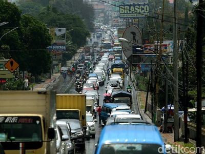 Kendaraan Mengular di Jalan Raya Puncak