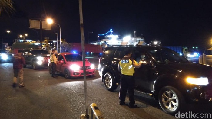 Kepadataan kendaraan yang hendak masuk ke Bali (Angga Riza-detikcom).
