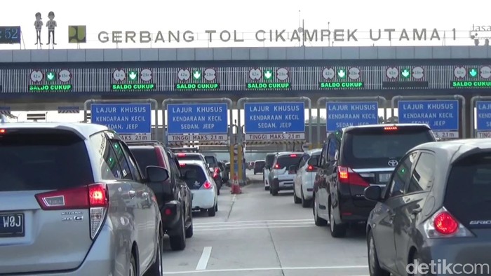 Kepadatan kendaraan di Gerbang Tol Cikatama mulai terlihat